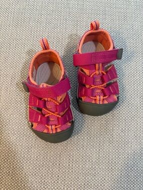Toddler Pink & Orange Closed-Toe Keens Sandals| size 4